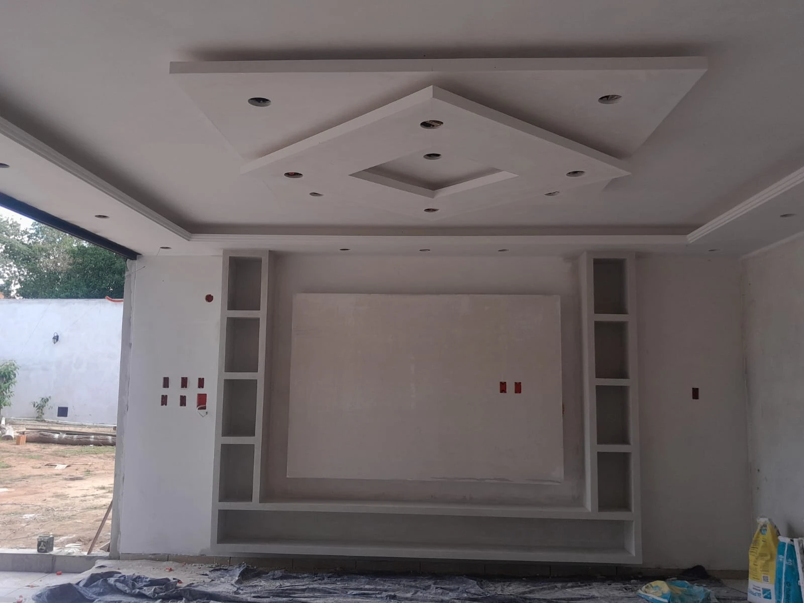 Cielorraso de yeso y mueble de TV en construcción
